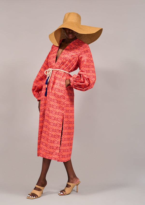 Model with floppy hat covering face and hand in pocket wearing the KAHINDO Groot Duster