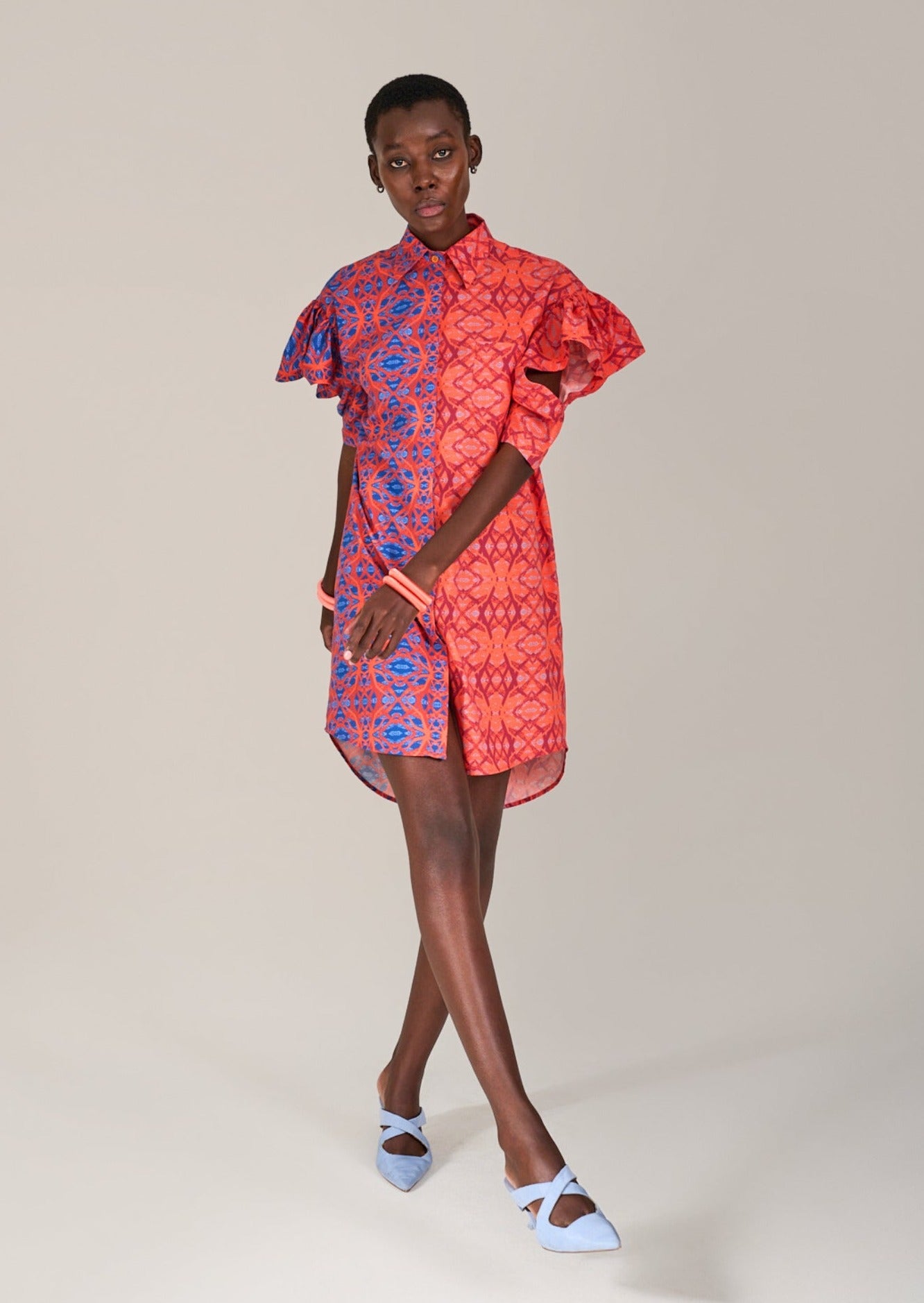Model standing with crossed legs in the KAHINDO Chinchilla Shirtdress